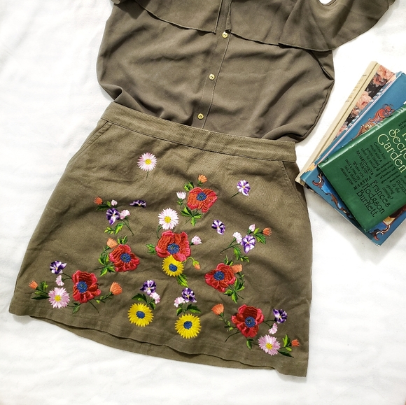 Topshop Dresses & Skirts - Topshop Embroidered Mini Skirt in US 8
